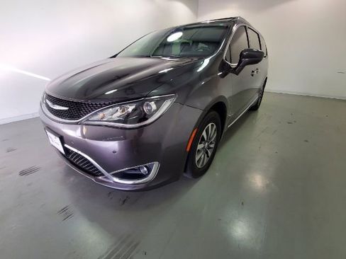 Used 2020 Chrysler Pacifica Touring-L Plus w/ Advanced Safetytec Group FWD image 5