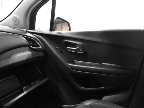 Used 2022 Chevrolet Trax LT w/ LT Convenience Package AWD/4WD image 21