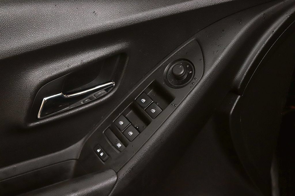 Used 2018 Chevrolet Trax Premier w/ Midnight Edition AWD/4WD image 10
