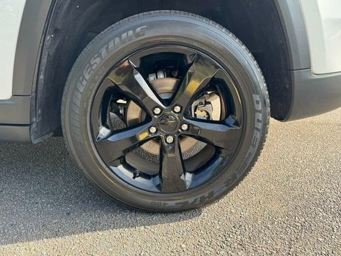Used 2023 Jeep Grand Cherokee Altitude RWD image 9