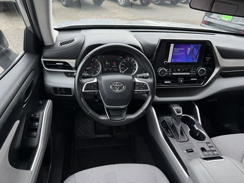 Used 2023 Toyota Highlander LE FWD image 17