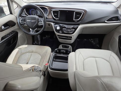 Used 2017 Chrysler Pacifica Touring-L w/ Tire & Wheel Group image 21