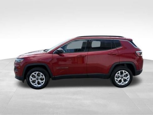 Used 2025 Jeep Compass Latitude AWD/4WD image 12