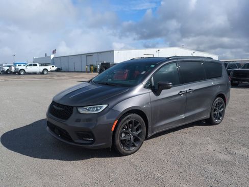 Used 2022 Chrysler Pacifica Limited w/ S Appearance Package image 1