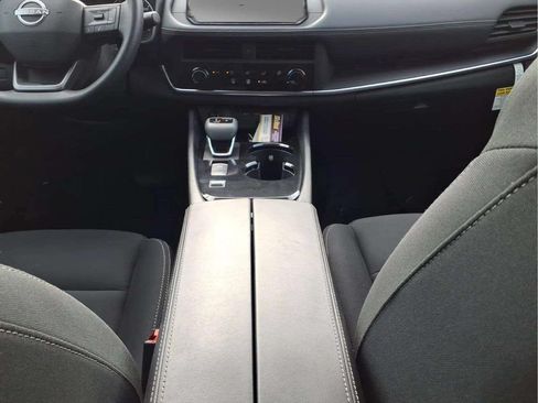 Used 2025 Nissan Rogue S FWD image 11