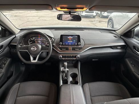 Used 2025 Nissan Altima 2.5 SV FWD image 33