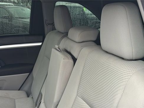 Used 2017 Toyota Highlander LE w/ Carpet Mat Package image 29
