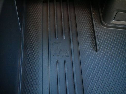 Certified 2025 Volkswagen Atlas Cross Sport SE w/ Panoramic Sunroof Package image 30