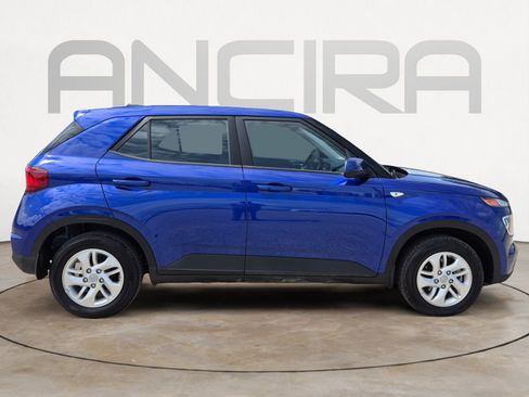 Used 2025 Hyundai Venue SE FWD image 11