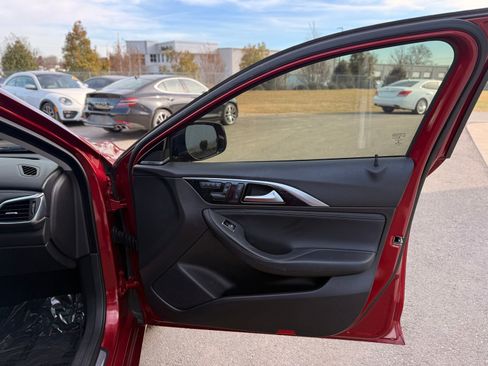 Used 2017 INFINITI QX30 image 26