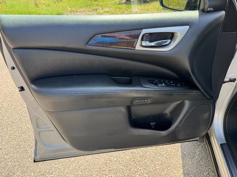 Used 2015 Nissan Pathfinder Platinum w/ Family Entertainment Package image 40