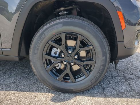 New 2025 Jeep Grand Cherokee Altitude image 9