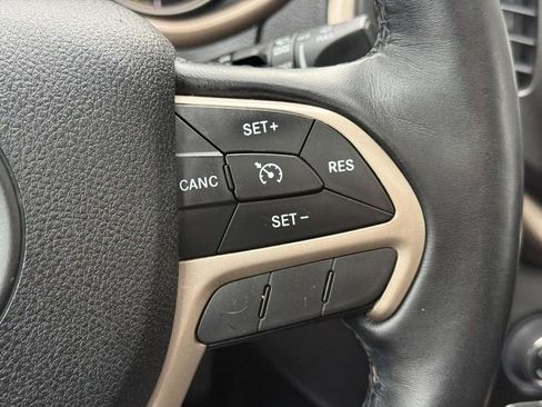 Used 2017 Jeep Cherokee Latitude w/ Comfort/Convenience Group image 21