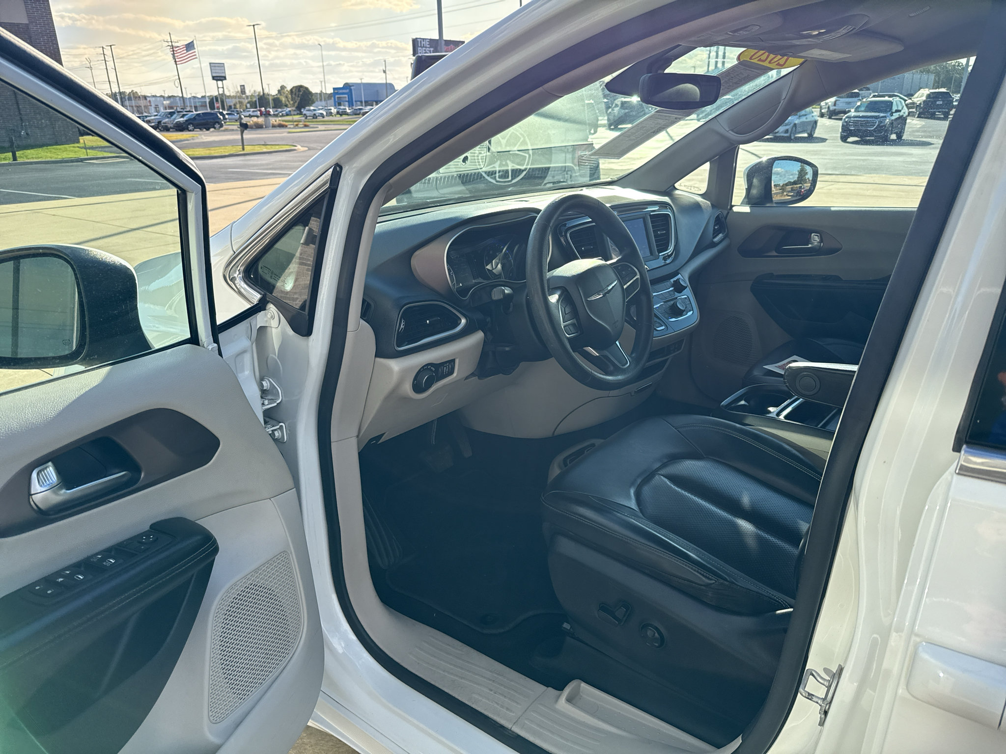 Used 2020 Chrysler Voyager Lxi FWD image 15