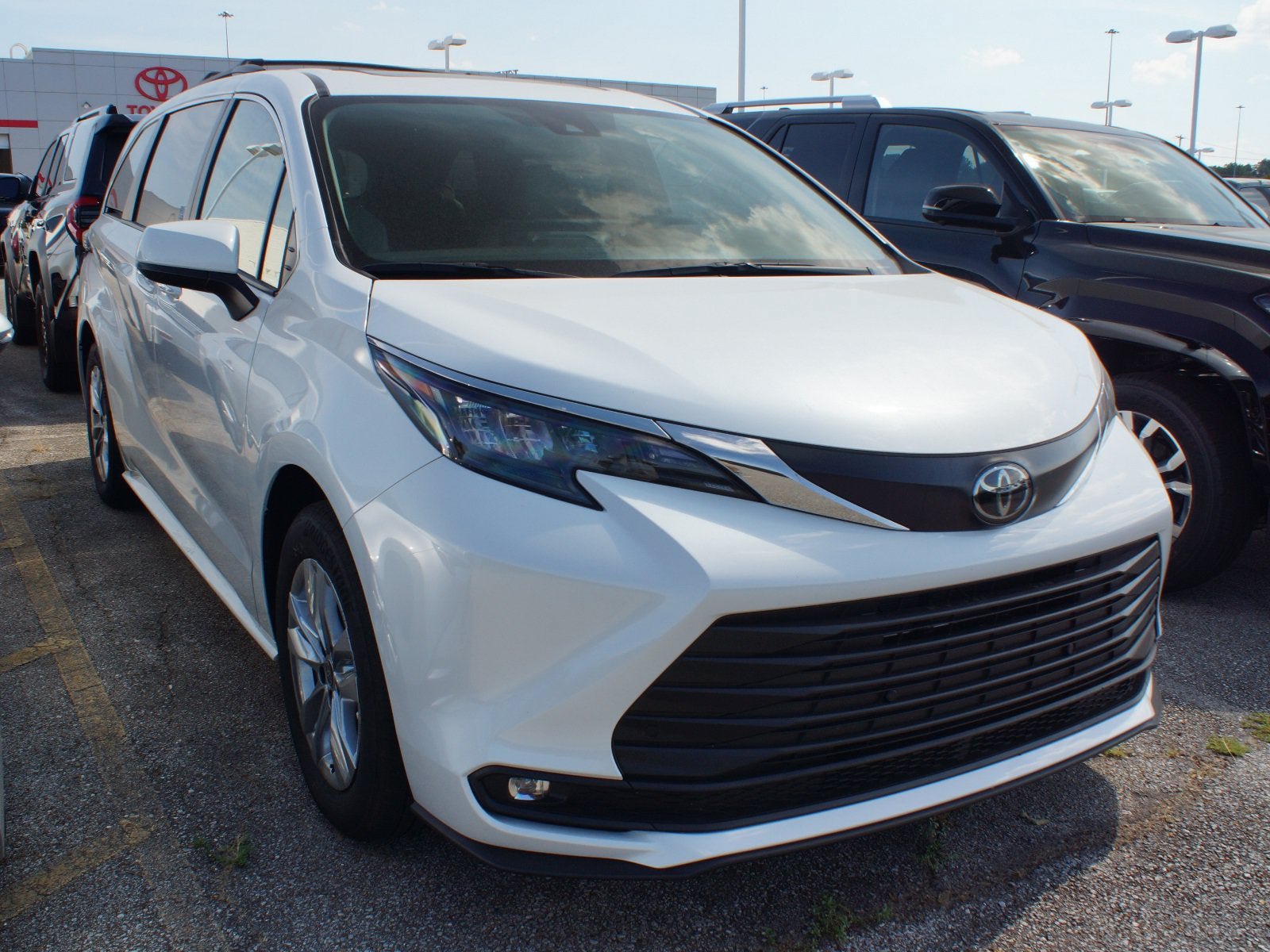 Used 2026 Toyota Sienna XLE AWD/4WD image 3