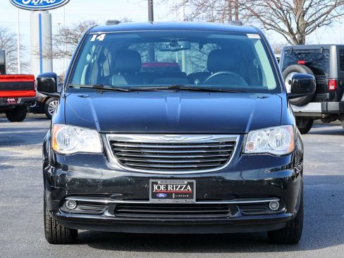 Used 2014 Chrysler Town & Country Touring FWD image 19