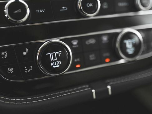 Used 2025 Bentley Bentayga Extended Wheelbase image 44