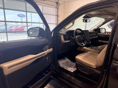 Used 2024 Ford Expedition Limited image 11