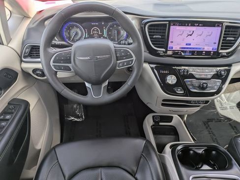 Used 2023 Chrysler Pacifica Touring-L FWD image 18
