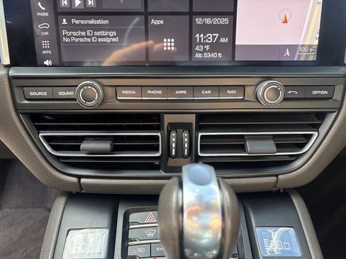 Used 2020 Porsche Macan image 24