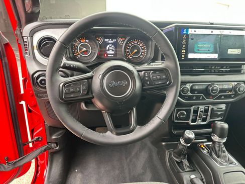 Used 2025 Jeep Wrangler Sport S image 28