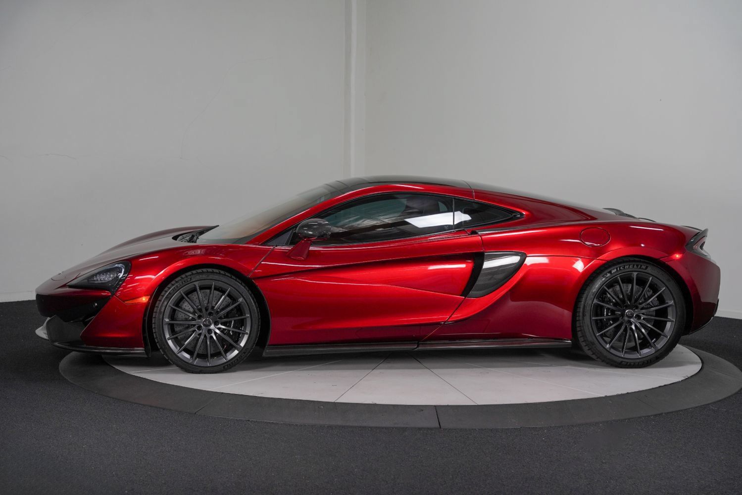 Used 2017 McLaren 570S RWD image 5