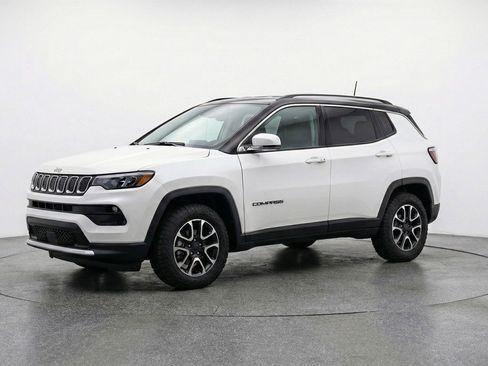 Used 2025 Jeep Compass Trailhawk w/ Trailer Tow Group AWD/4WD image 3