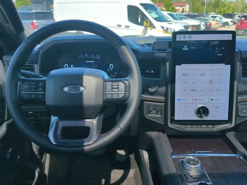 Used 2024 Ford Expedition Platinum image 15