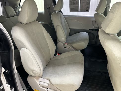 Used 2014 Toyota Sienna L FWD image 16