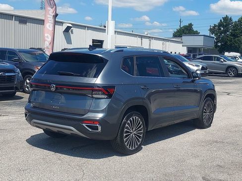 Certified 2025 Volkswagen Taos SE w/ Panoramic Sunroof Package FWD image 7