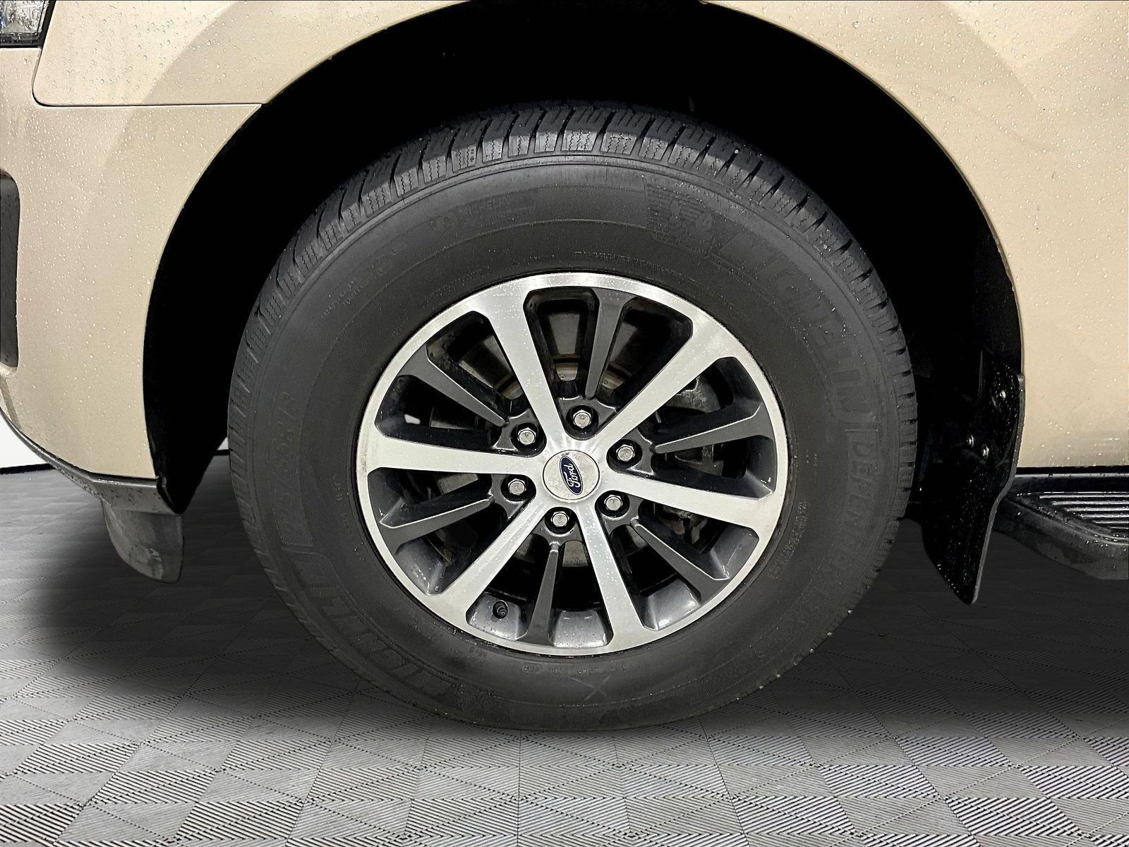 Used 2018 Ford Expedition XLT w/ Equipment Group 201A AWD/4WD image 35