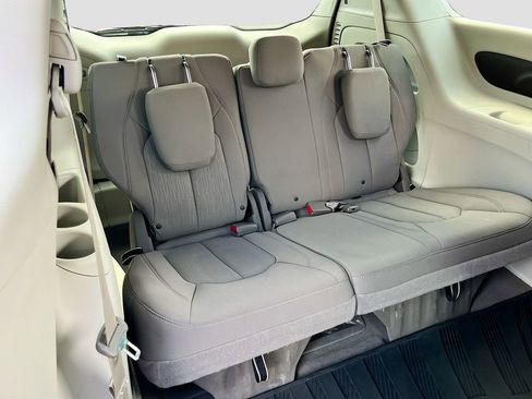 Certified 2020 Chrysler Pacifica Touring image 25