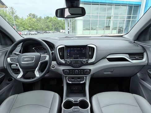 Used 2024 GMC Terrain SLT w/ Tech Package FWD image 11