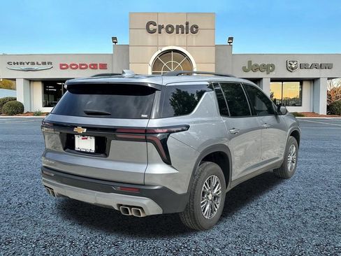 Used 2026 Chevrolet Traverse LT FWD image 3