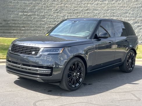 Used 2024 Land Rover Range Rover SE image 2