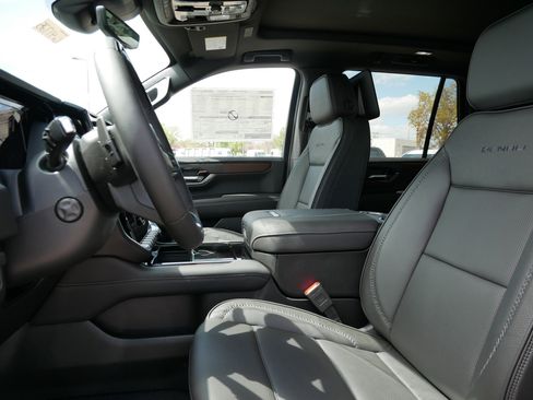 New 2026 GMC Yukon Denali w/ Denali Reserve Package AWD/4WD image 4