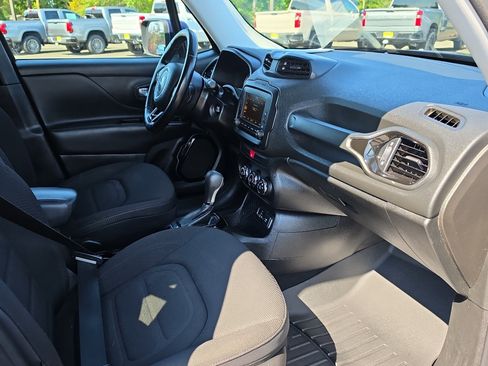 Used 2017 Jeep Renegade Altitude FWD image 16