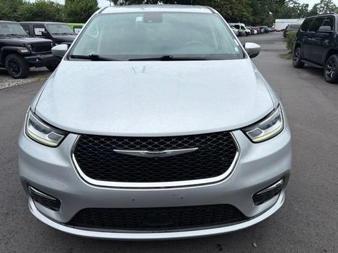 Used 2023 Chrysler Pacifica Touring-L FWD image 8
