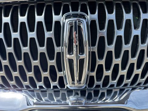 Used 2023 Lincoln Nautilus Reserve AWD/4WD image 12