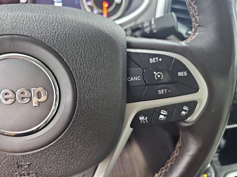 Used 2017 Jeep Cherokee Overland w/ Technology Group AWD/4WD image 20