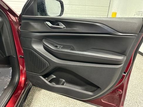 Used 2023 Jeep Grand Cherokee L Laredo image 16