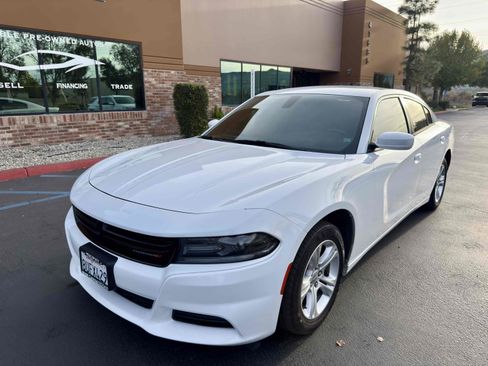 Used 2019 Dodge Charger SXT image 4