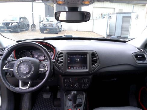 Used 2018 Jeep Compass Trailhawk w/ Leather Interior Group AWD/4WD image 9