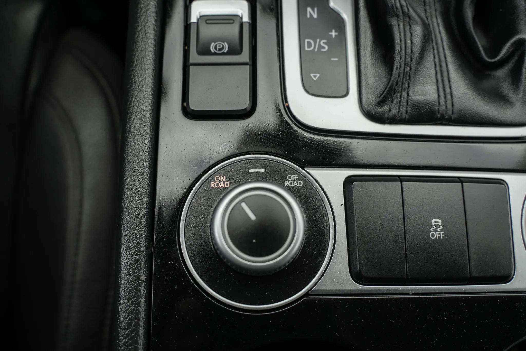 Used 2016 Volkswagen Touareg Sport AWD/4WD image 26