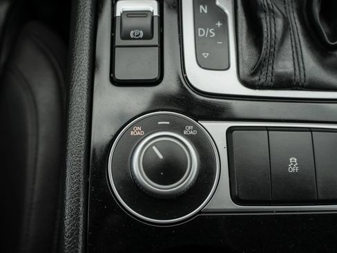 Used 2016 Volkswagen Touareg Sport AWD/4WD image 26