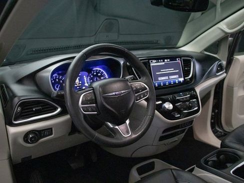 Used 2022 Chrysler Pacifica Touring-L image 25