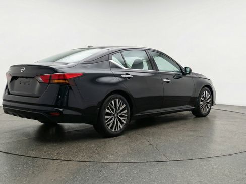 Used 2025 Nissan Altima 2.5 SV FWD image 9