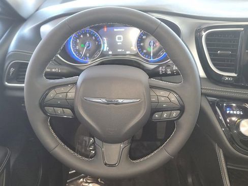 Used 2025 Chrysler Pacifica Limited FWD image 13