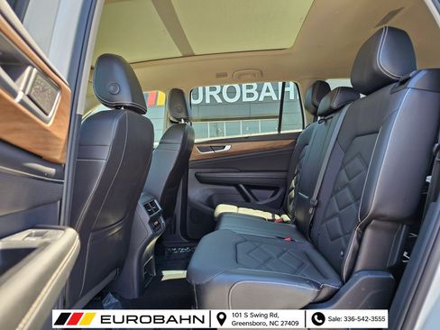 Used 2024 Volkswagen Atlas SE w/ Panoramic Sunroof Package FWD image 14
