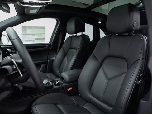 Certified 2025 Porsche Macan image 5
